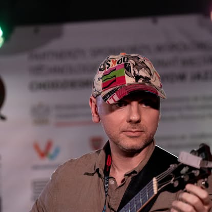 Może być zdjęciem przedstawiającym akordeon, kapelusz, gitara i skrzypce
