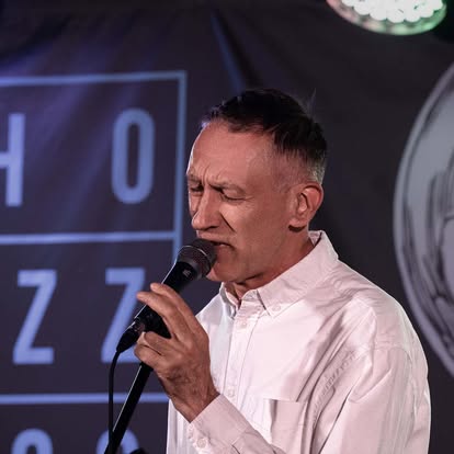 Może być zdjęciem przedstawiającym klarnet, saksofon, trąbka i tekst „ር CHO 0 O C JAZZ ズ A”