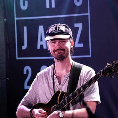 Może być zdjęciem przedstawiającym gitara i tekst