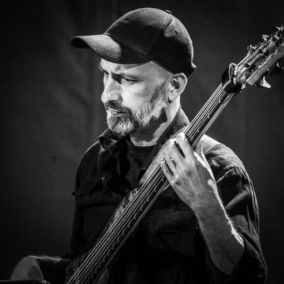 Ist möglicherweise ein Schwarz-Weiß-Bild von Gitarre